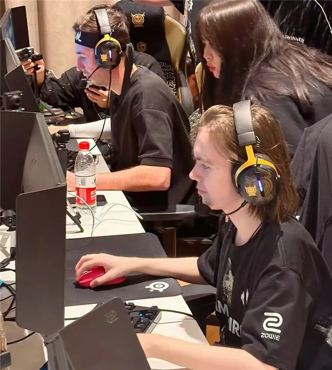 上课时间！Zeus Quesanti 教授 Siwoo Gnar。双C在团战中展现他们的实力。 Hanwha Life Esports 赢得了第一场比赛