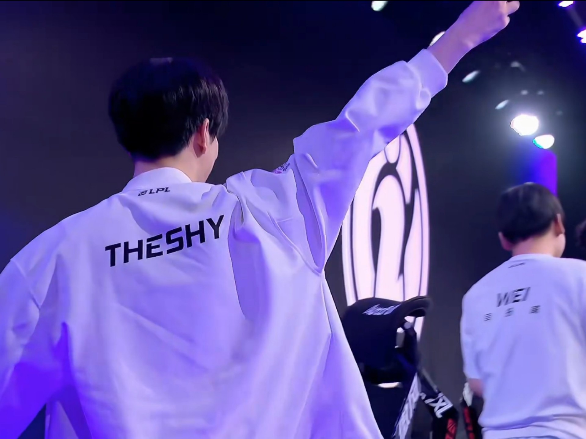 强势压制！ EDward Gaming 在三路优势滚雪球后，毫发无损地击败了 LGD Gaming 。